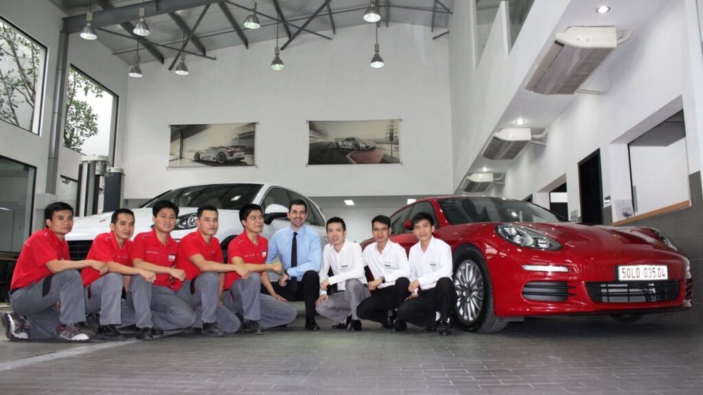 Anh. Đoàn Xuân Trường, CEO và Founder của Topcar-tuning với 10 năm kinh nghiệm trong ngành xe sang và siêu xe, từng làm tại các hãng xe nổi tiếng như Porsche, Volvo.