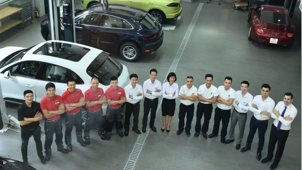 Anh. Đoàn Xuân Trường, CEO và Founder của Topcar-tuning với 10 năm kinh nghiệm trong ngành xe sang và siêu xe, từng làm tại các hãng xe nổi tiếng như Porsche, Volvo.
