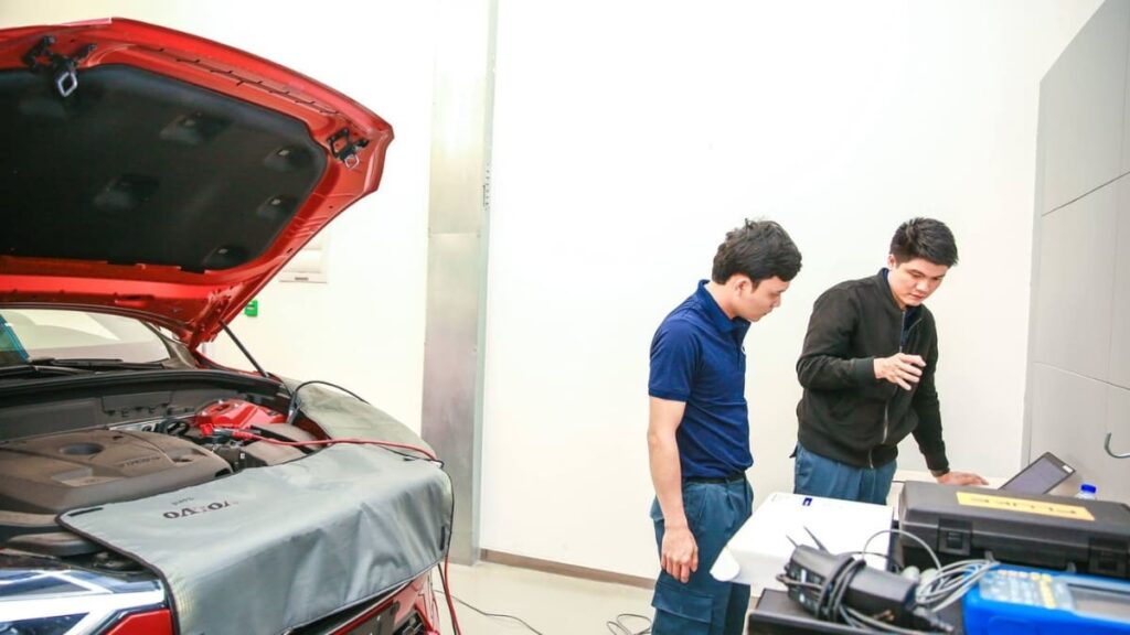 Anh. Đoàn Xuân Trường, CEO và Founder của Topcar-tuning với 10 năm kinh nghiệm trong ngành xe sang và siêu xe, từng làm tại các hãng xe nổi tiếng như Porsche, Volvo.