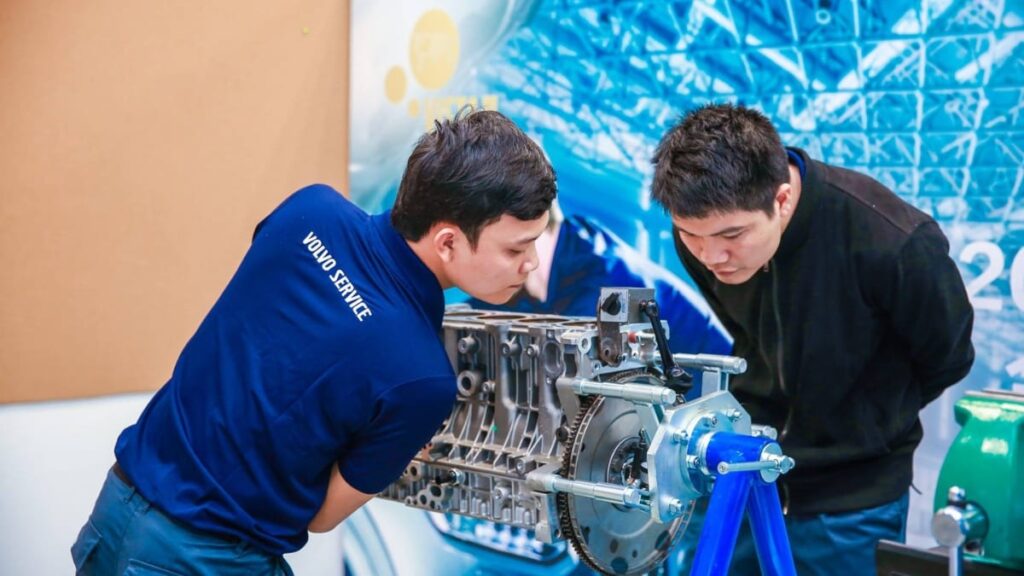 Anh. Đoàn Xuân Trường, CEO và Founder của Topcar-tuning với 10 năm kinh nghiệm trong ngành xe sang và siêu xe, từng làm tại các hãng xe nổi tiếng như Porsche, Volvo.