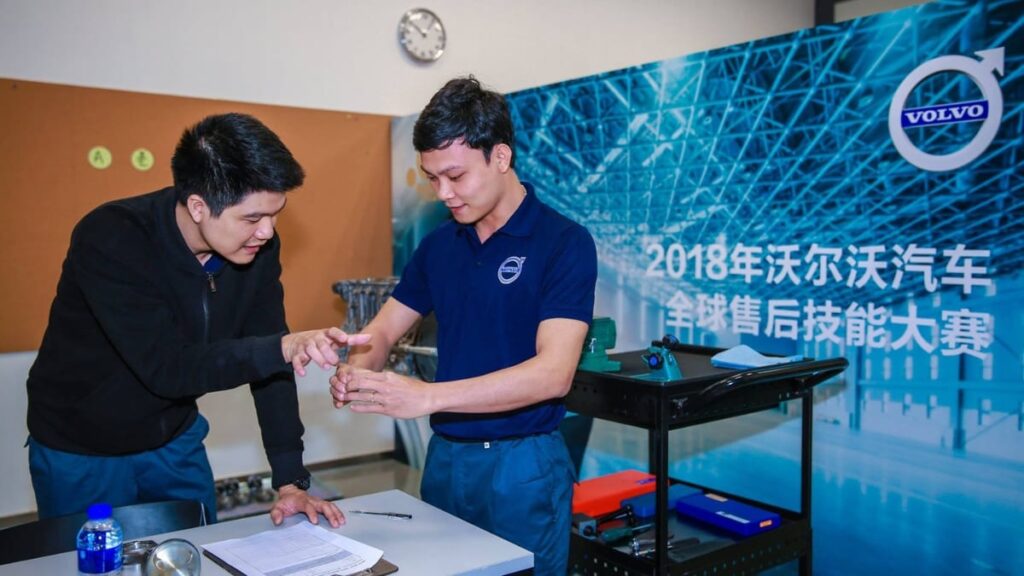 Anh. Đoàn Xuân Trường, CEO và Founder của Topcar-tuning với 10 năm kinh nghiệm trong ngành xe sang và siêu xe, từng làm tại các hãng xe nổi tiếng như Porsche, Volvo.