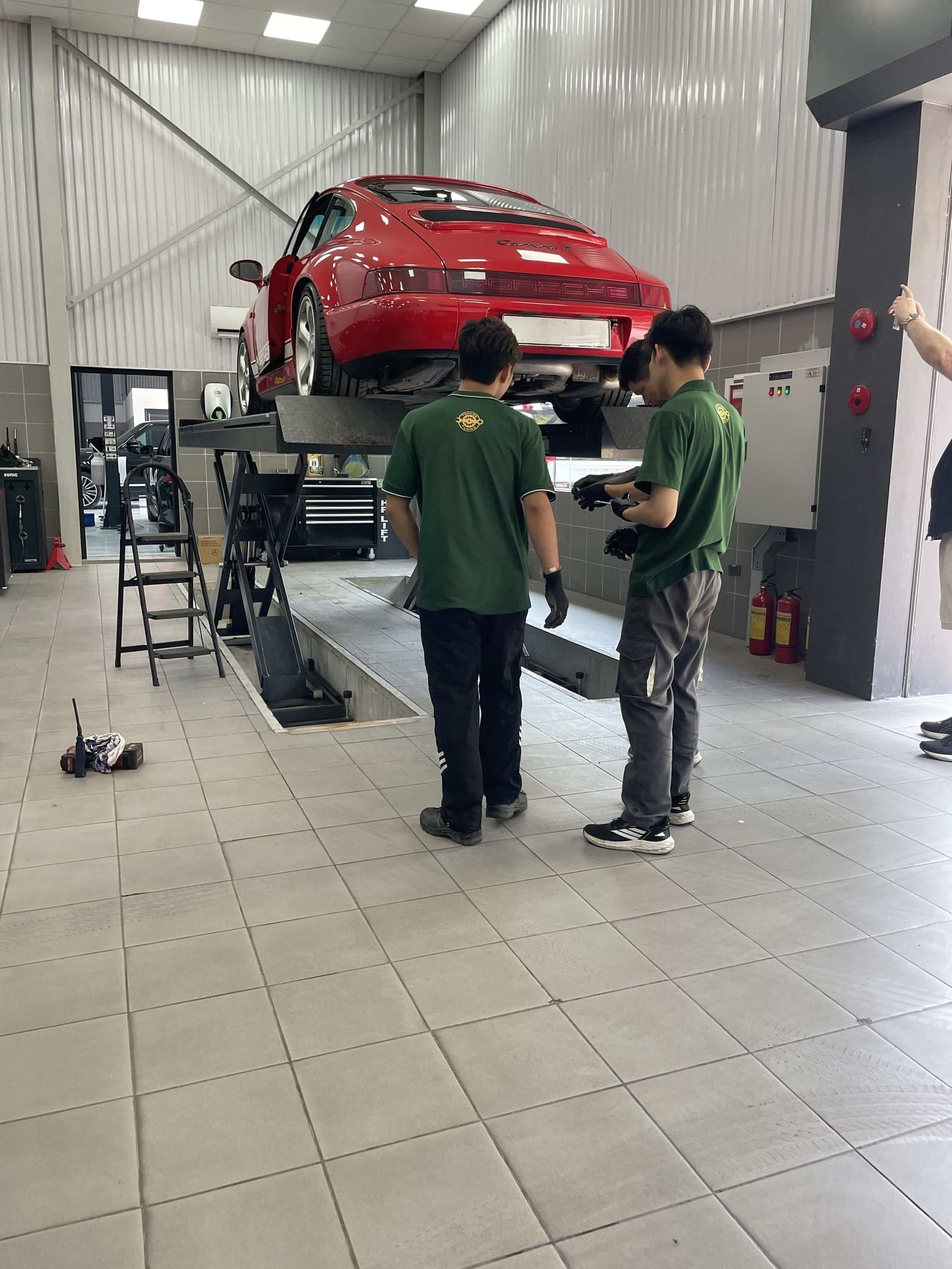 Bảo dưỡng và thay thế phụ tùng cho Porsche 911 model 964 (1989)