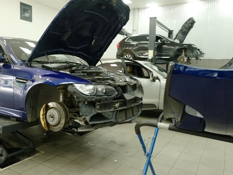 Bên trong gara khu vực sửa chữa kỹ thuật