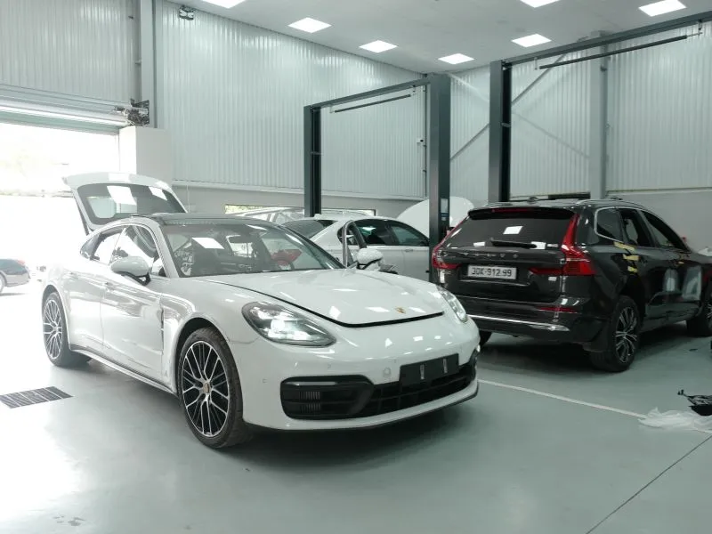 Bên trong gara khu vực sửa chữa kỹ thuật