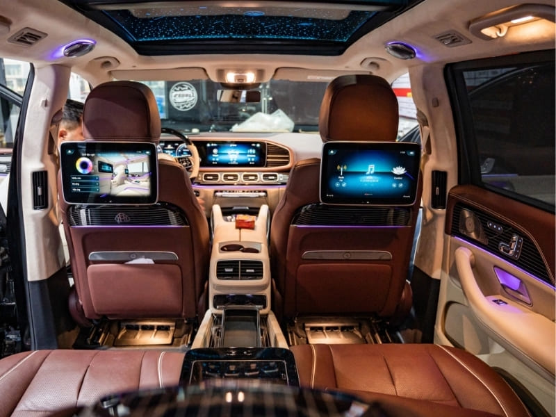 Khoang sau được thiết kế lại rộng rãi, tiện ích màn hình độ nội thất xe mercedes gls 450 lên maybach